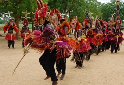 Westafrika, Mali: Expeditionsreise - Dogontänzer in traditioneller Kleidung