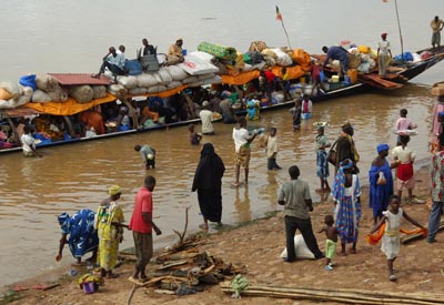 Westafrika, Mali: Expeditionsreise - Lebhafte Flussszenerie: Pinasse auf dem Niger
